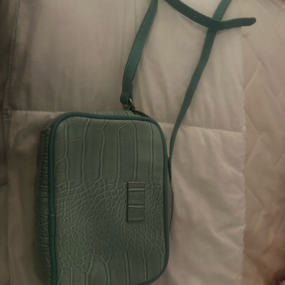 Chic Mint Green Crocodile-Embossed Crossbody Bag - Picture 5 of 5